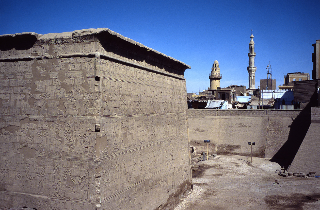 egyp04_14 esna khnoum  exterieur.jpg - Esna temple de Khnoum le temple a été dégagé du sable qui le recouvrait presque jusqu'au toit, ce qui explique qu'il soit plus bas que le niveau général des édifices environnants d'Esna Provia 100 F